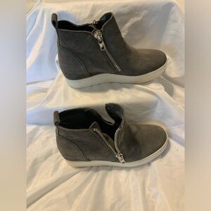 STEVE MADDEN WEDGIE size 6 1/2 grey suade